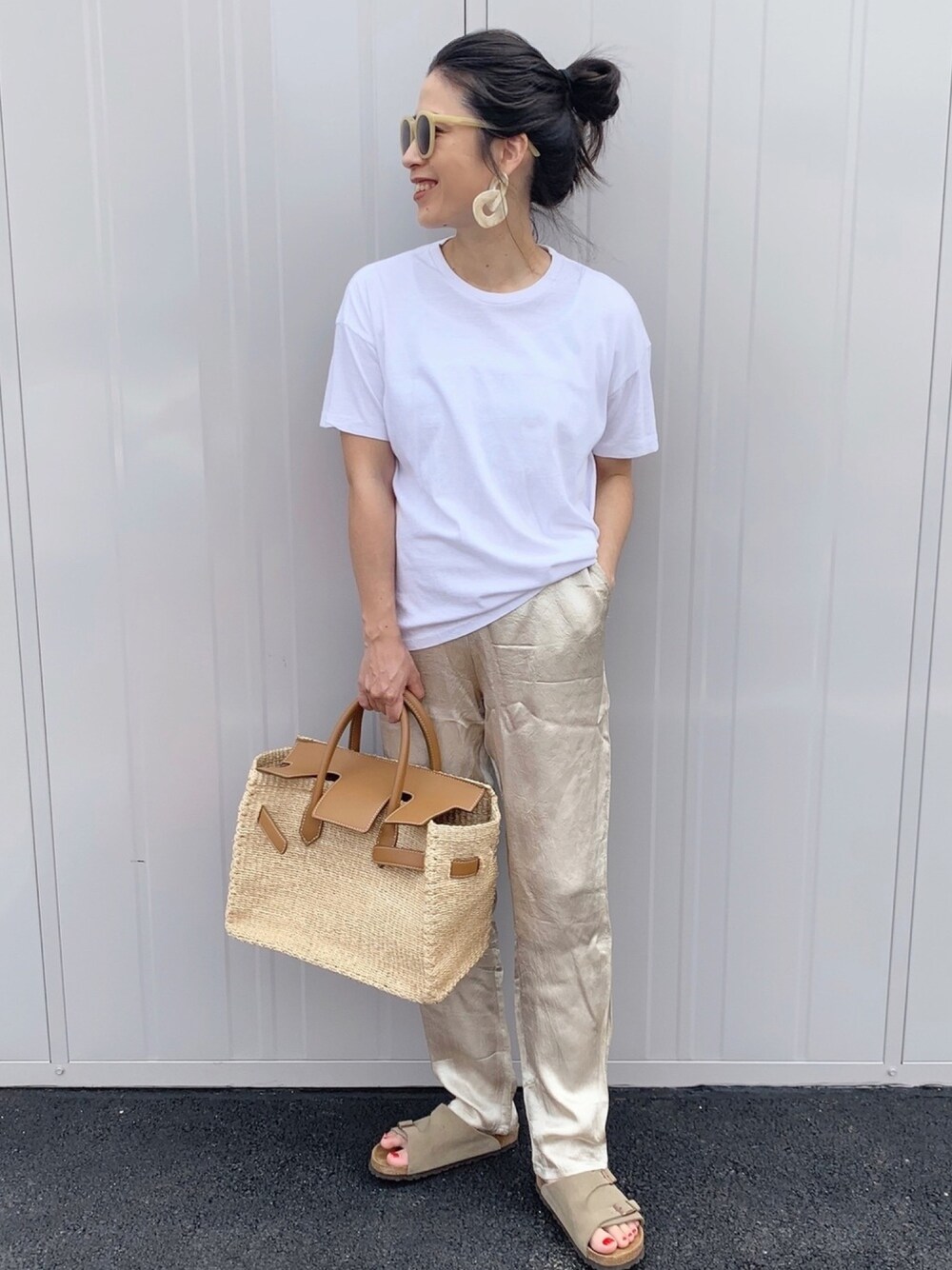 「春夏コーデ、大人コーデ、リラックススタイル、シンプルコーデ、サテンパンツ、ラフ、ワントーンコーデ」｜「AURALEEのシームレス ビッグTシャツ WOMEN（Tシャツ/カットソー、ホワイト系）」を使った、NANAさん（レディース・162cm）の夏コーディネートの1枚目の写真