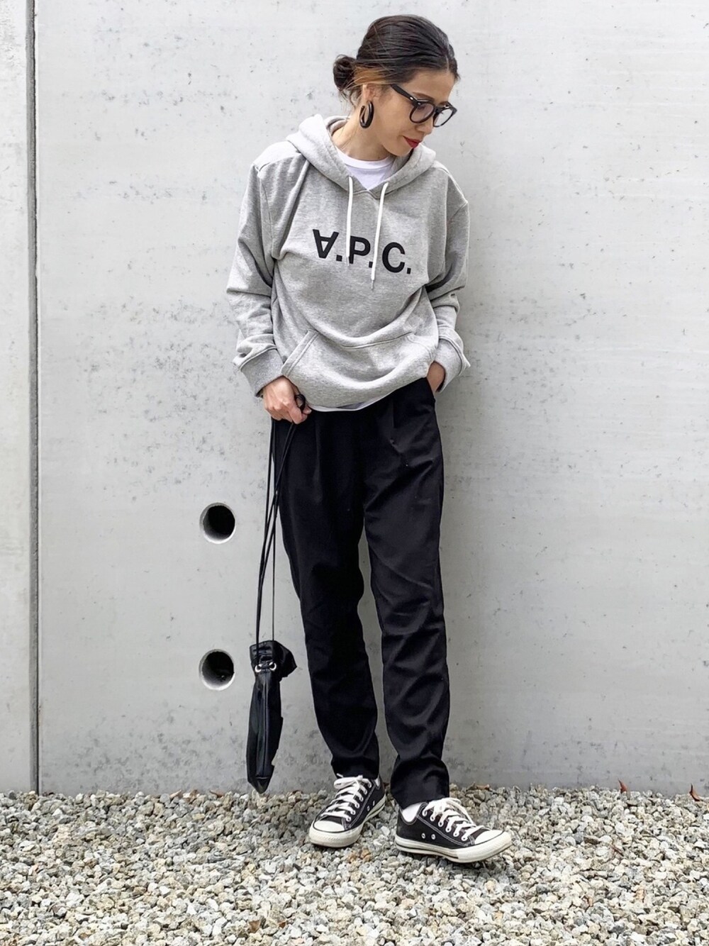 「春、大人カジュアル、シンプル、パーカー、カジュアルコーデ」｜「URBAN RESEARCH Sonny LabelのSonny Label TRイージートラウザー（その他パンツ、ブラック系）」を使った、NANAさん（レディース・162cm）の春コーディネートの1枚目の写真