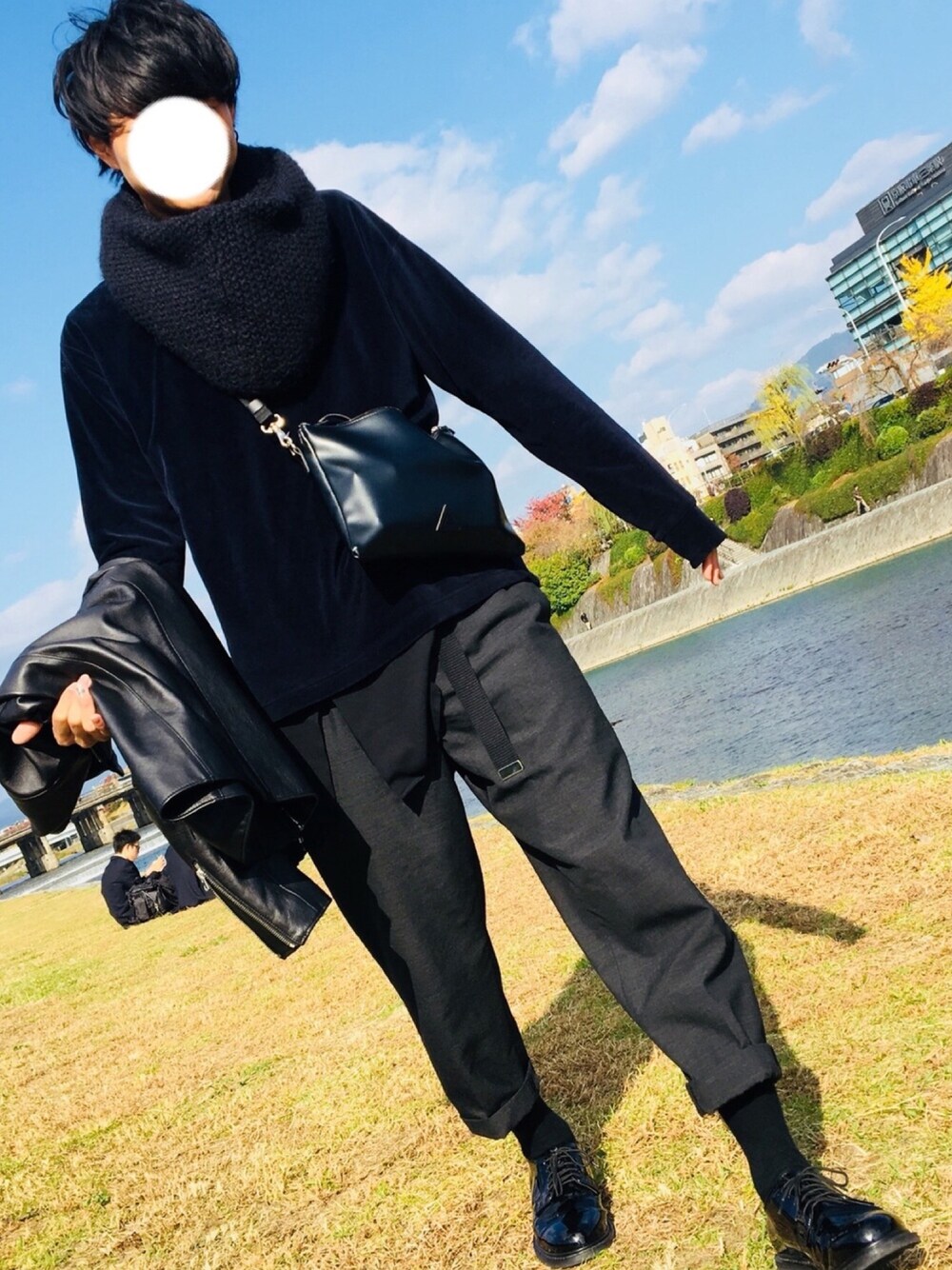 ブルー系のTシャツ/カットソー、ブラック系のシャツ/ブラウス、グレー系のスラックスを着用したメンズの秋コーディネートの1枚目の写真