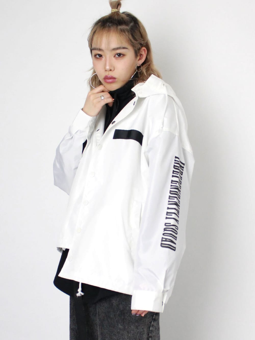 「RASVOA、2018ss、コーチジャケット、ワイドパンツ、ナイロンジャケット」｜「RASVOAのフーディコーチジャケット18（ナイロンジャケット、ホワイト系）」を使った、RASVOA STAFFさん（レディース・161cm）の冬コーディネートの1枚目の写真