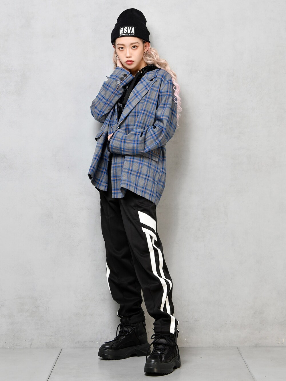 「スニーカー、ニット帽、ストリート、street、トラックパンツ、チェックジャケット、厚底スニーカー、ジャージーパンツ、RASVOA」｜「RASVOAのチェックオーバージャケット（テーラードジャケット、ブルー系）」を使った、RASVOA STAFFさん（レディース・160cm）の夏コーディネートの1枚目の写真