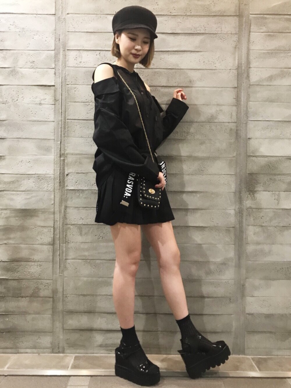 「オールブラック、street、シャツワンピ、プリーツスカート、オフショル、ミニバッグ、ビッグシャツ、甘辛mix、厚底サンダル、RASVOA」｜「RASVOAのオフショルシャツワンピ（シャツワンピース、ブラック系）」を使った、RASVOA STAFFさん（レディース・163cm）の秋コーディネートの1枚目の写真