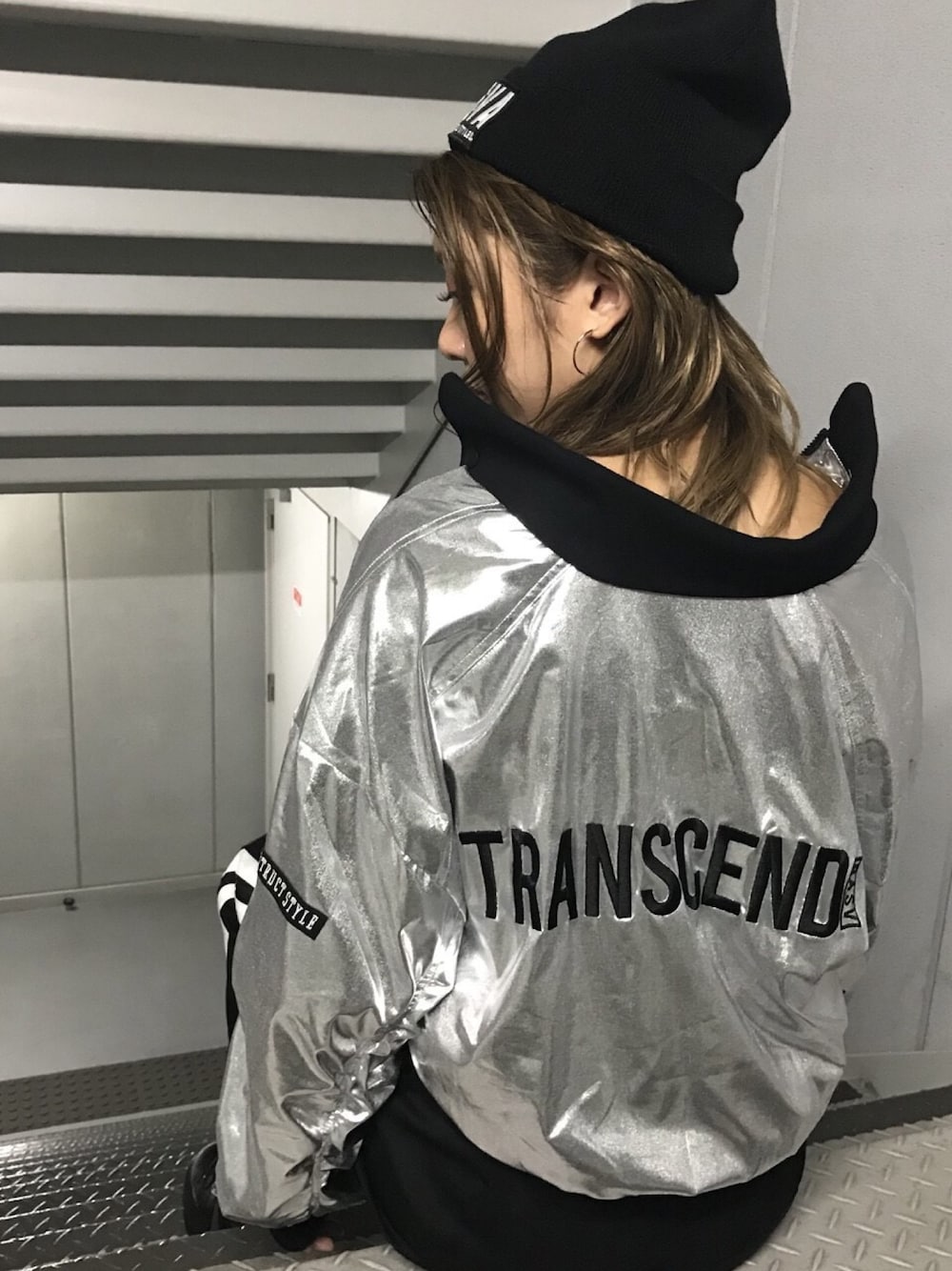 「ブルゾン、ニット帽、ストリート、モノトーン、ビーニー、衣装、ダンス、RASVOA」｜「RASVOAのピカピカブルゾン（ブルゾン、シルバー系）」を使った、RASVOA STAFFさん（レディース・166cm）の秋コーディネートの1枚目の写真