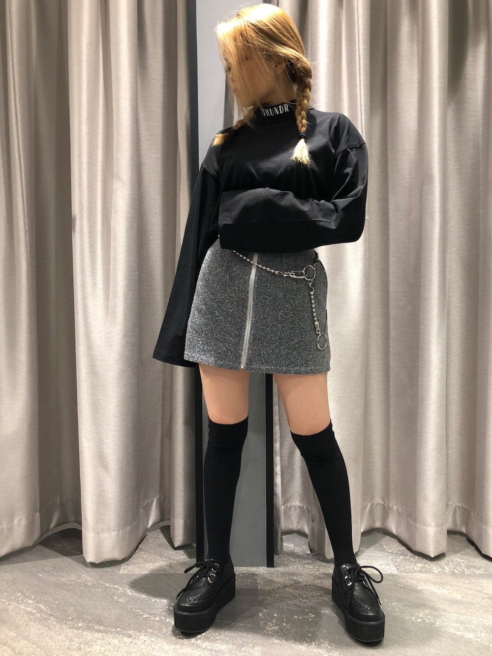 「ラバーソール、ストリート、ミニスカート、ロンT、ニーハイソックス、厚底、ハイネックトップス、RASVOA、ストリート女子」｜「RASVOAのワイドスリーブハイネックロンＴ（Tシャツ/カットソー、ブラック系）」を使った、RASVOA STAFFさん（レディース・155cm）の秋コーディネートの1枚目の写真