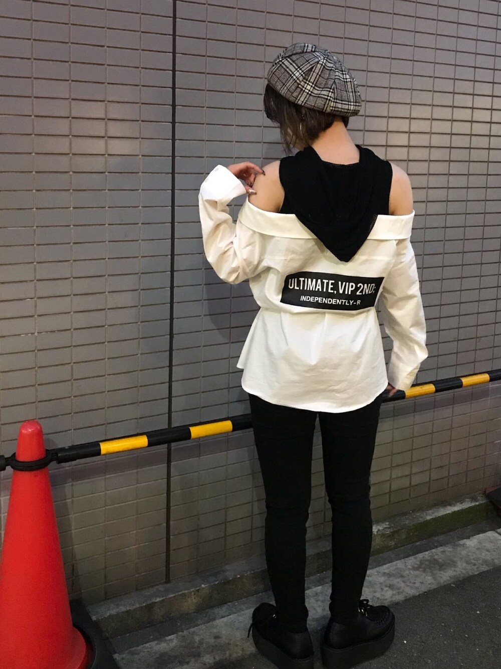 「チェック、ベレー帽、秋のコーデ、ストリート、モノトーン、シャツワンピ、オフショル、RASVOA、ストリート女子」｜「RASVOAのオフショルシャツワンピ（シャツワンピース、ホワイト系）」を使った、RASVOA STAFFさん（レディース・160cm）の秋コーディネートの1枚目の写真