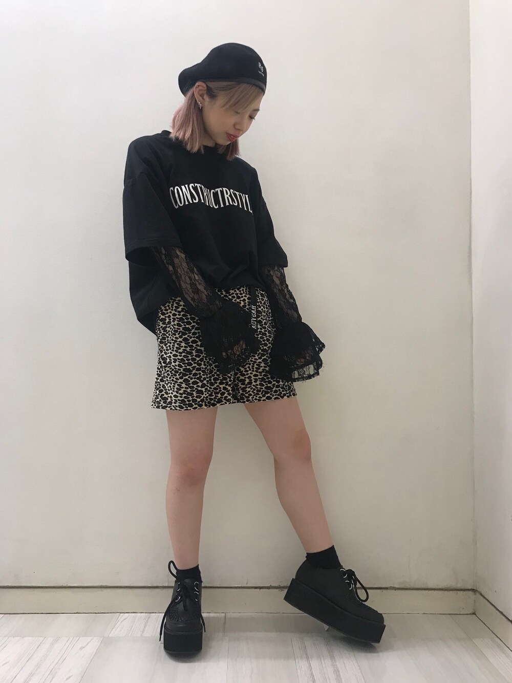 「ベレー帽、レオパード柄、ストリート、モノトーン、レイヤードスタイル、ハーフパンツ、レーストップス、RASVOA、ストリート女子」｜「RASVOAのレーススリーブレイヤードＰＯ（スウェット、ブラック系）」を使った、RASVOA STAFFさん（レディース・155cm）の秋コーディネートの1枚目の写真