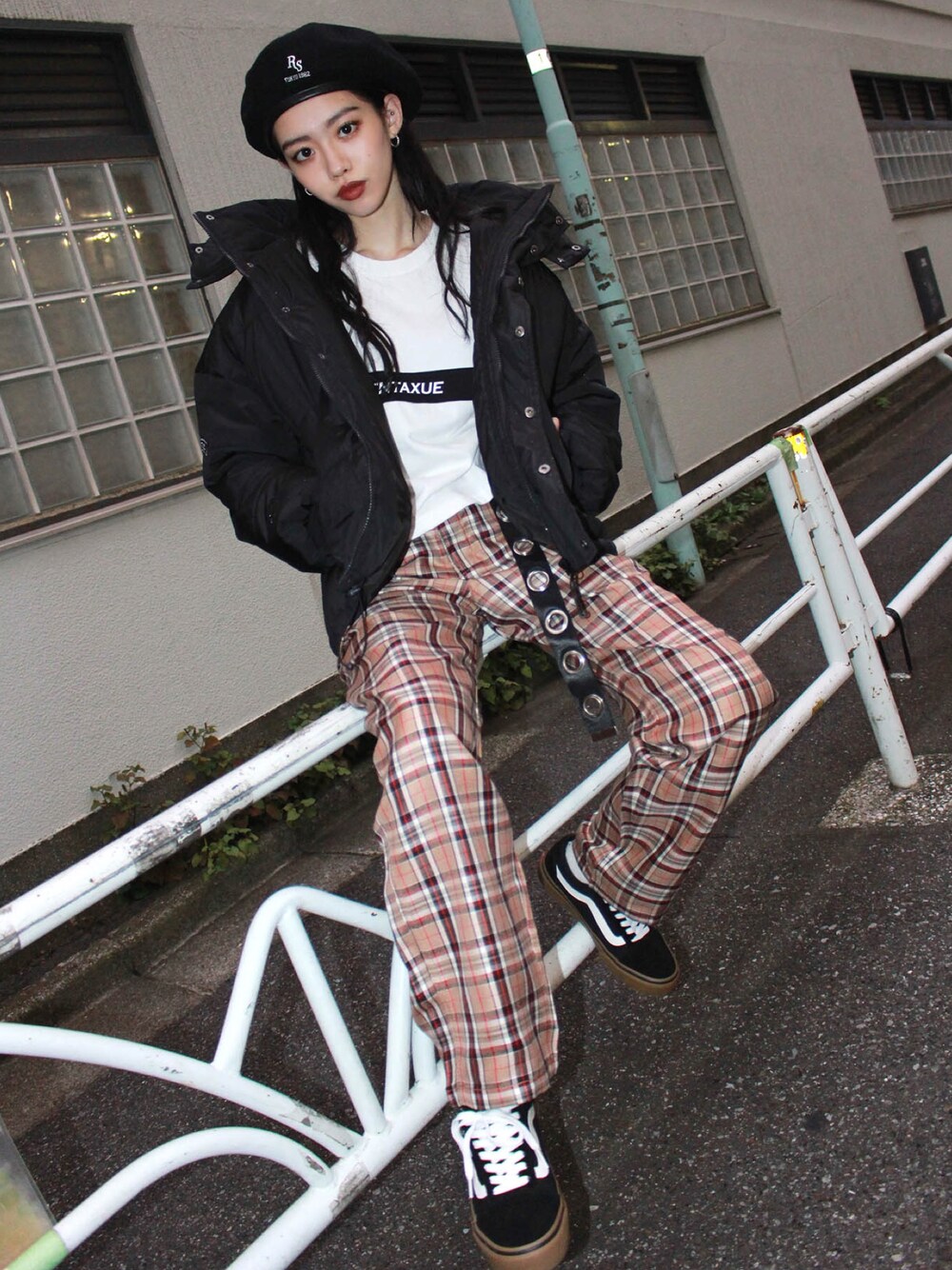 「スウェット、VANS、ダウンジャケット、ベレー帽、冬コーデ、モノトーン、チェックパンツ、oldskool、RASVOA、ストリート女子」｜「RASVOAの2WAY中綿ダウンジャケット（ダウンジャケット/コート、ブラック系）」を使った、RASVOA STAFFさん（レディース・161cm）の秋コーディネートの1枚目の写真