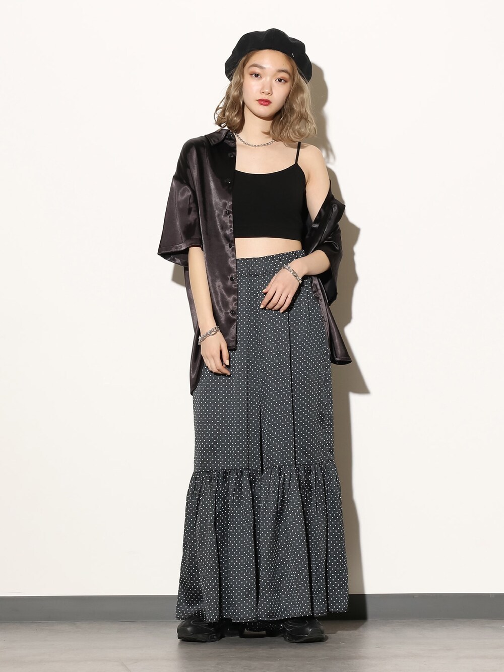「ブラックコーデ、ドット、オールブラック、street、バラ柄、刺繍ブラウス、スカパン、オープンカラーシャツ、RASVOA、サテンシャツ」｜「RASVOAのコットンベレー（ハンチング/ベレー帽、ブラック系）」を使った、RASVOA STAFFさん（レディース・160cm）の春コーディネートの1枚目の写真