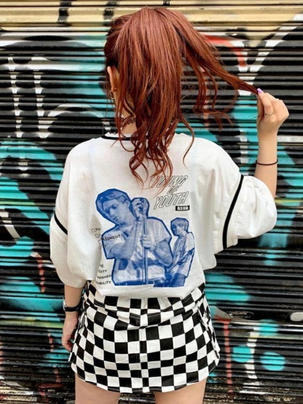 ブラック系のスカート、ホワイト系のTシャツ/カットソーを着用したレディースの春コーディネートの1枚目の写真