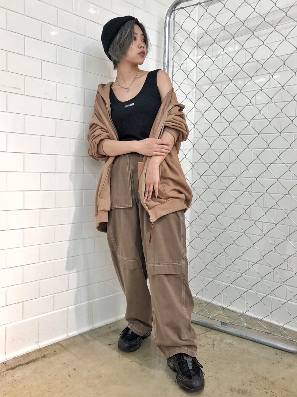 ベージュ系のパーカー、ブラウン系のその他パンツ、ブラック系のタンクトップを着用したレディースの秋コーディネートの1枚目の写真