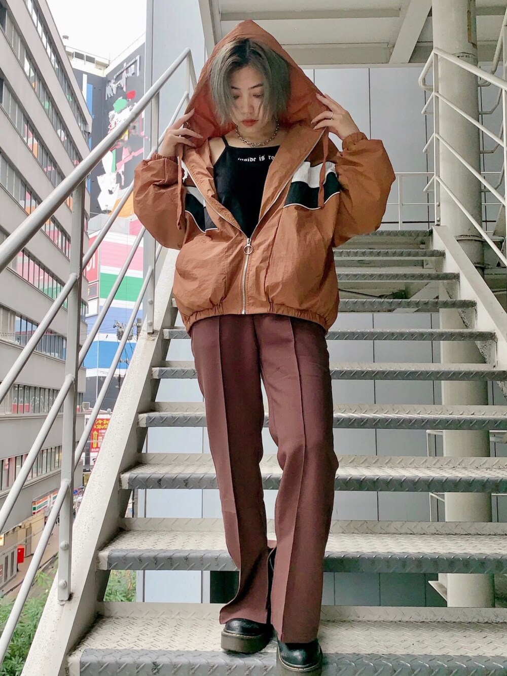 「ブルゾン、ワントーンコーデ、ストリート、Dr.Martens、ブラウン、メンズライク、ナイロンジャケット、ブラウンコーデ、RASVOA」｜「RASVOAのカラーラインドルマンブルゾン（ナイロンジャケット、ブラウン系）」を使った、RASVOA STAFFさん（レディース・154cm）の秋コーディネートの1枚目の写真