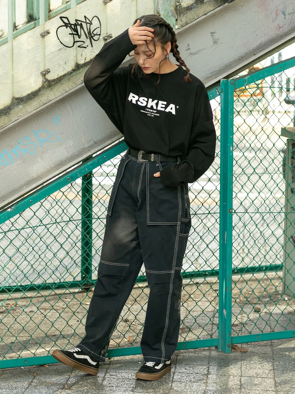 ブラック系のTシャツ/カットソー、ブラック系のその他パンツ、ブラック系のスニーカーを着用したレディースの秋コーディネートの1枚目の写真