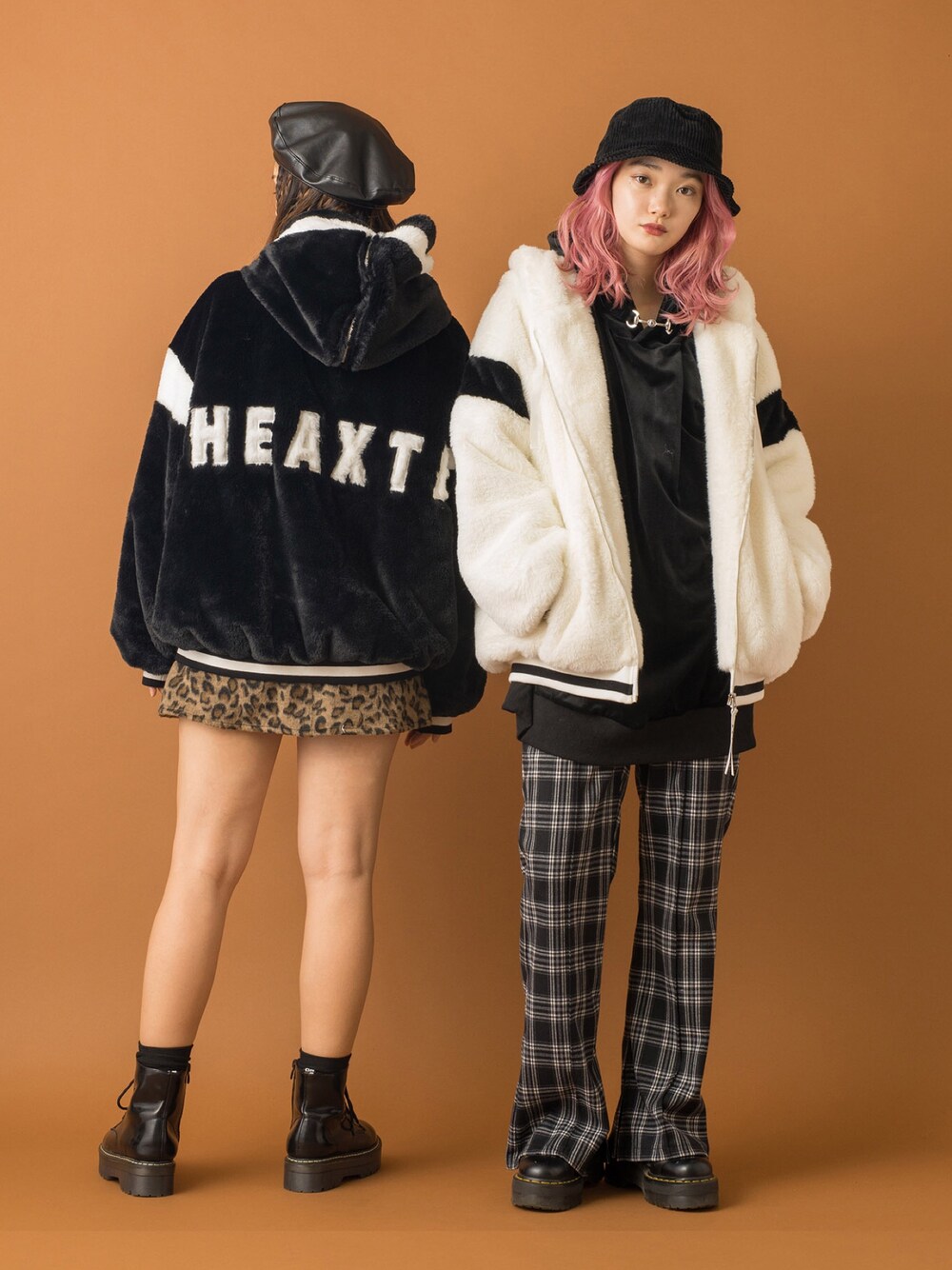 「ファー、アウター、モノトーン、チェックパンツ、ブーツカットパンツ、厚底シューズ、おそろいコーデ、双子コーデ、RASVOA、ラスボア」｜「RASVOAのファーパーカー１９’（その他アウター、ブラック系）」を使った、RASVOA STAFFさん（レディース・160cm）の秋コーディネートの1枚目の写真