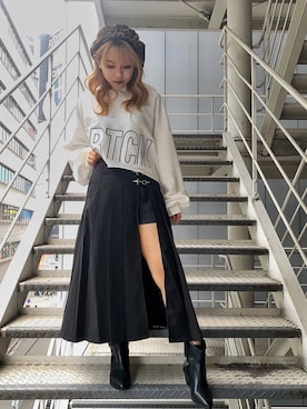 ファイヤーバックルミディスカートを使った人気ファッション