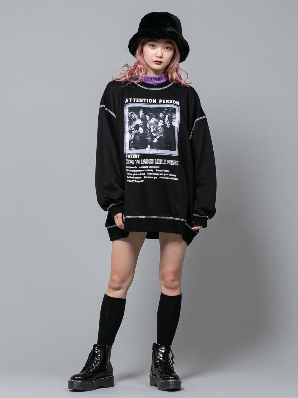 「スウェット、ワンピース、ビッグシルエット、ブラックコーデ、オーバーサイズ、メンズライク、street、ファー小物、パープル×黒、RASVOA」｜「RASVOAの配色ステッチマタープルオーバー（Tシャツ/カットソー、ブラック系）」を使った、RASVOA STAFFさん（レディース・160cm）の秋コーディネートの1枚目の写真