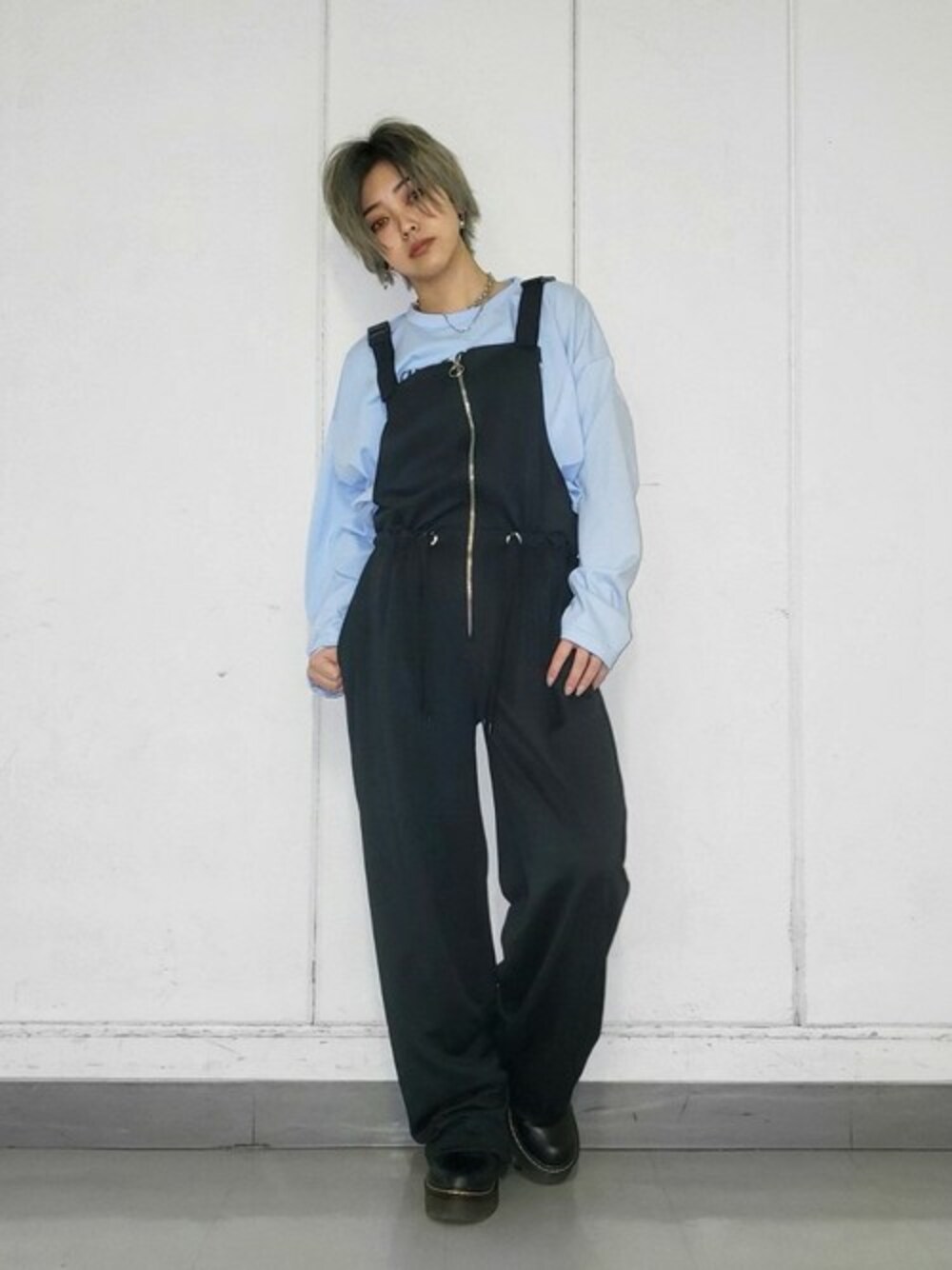 「サロペット、オールインワン、オーバーオール、ブラックコーデ、ストリート、ロンT、メンズライク、ブルーコーデ、ストリートMIX」｜「RASVOAのＡＢＯＪＩロンT（Tシャツ/カットソー、ブルー系）」を使った、RASVOA STAFFさん（レディース・153cm）の春コーディネートの1枚目の写真