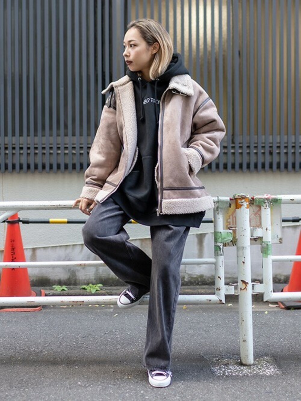 「デニム、カジュアル、パーカー、ストリート、冬コーデ、ムートンジャケット、ボアジャケット、RASVOA、秋冬コーデ、ラスボア」｜「RASVOAのNEO TOKYO ROSE刺繍パーカー（パーカー、ブラック系）」を使った、RASVOA STAFFさん（レディース・163cm）の冬コーディネートの1枚目の写真