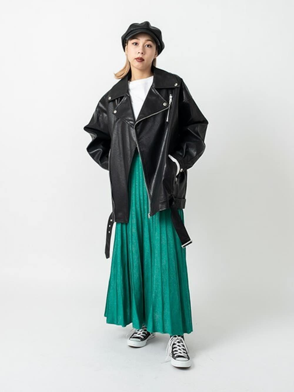 「カジュアル、ライダース、冬コーデ、オーバーサイズ、ロングスカート、ニットスカート、プリーツスカート、ラメニット、RASVOA、ラスボア」｜「RASVOAのオーバーライダースジャケット（ライダースジャケット、ブラック系）」を使った、RASVOA STAFFさん（レディース・163cm）の冬コーディネートの1枚目の写真