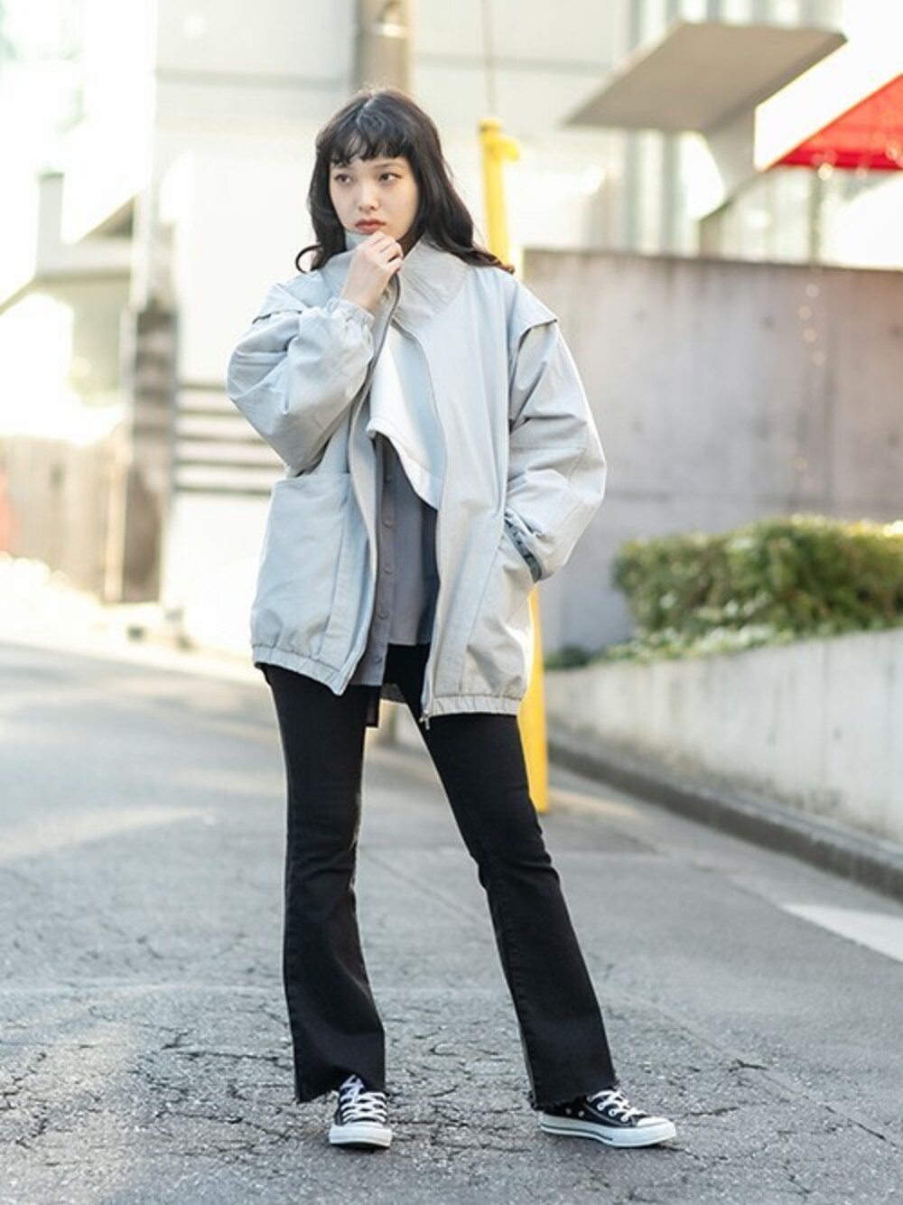 「ジャケット、レイヤード、ハイネック、モノトーン、レイヤードスタイル、ボンディング、ブーツカットパンツ、ジャケットスタイル、カジュアルコーデ、RASVOA」｜「RASVOAのマルチ切替ハイネックジャケット（ブルゾン、グレー系）」を使った、RASVOA STAFFさん（レディース・164cm）の冬コーディネートの1枚目の写真