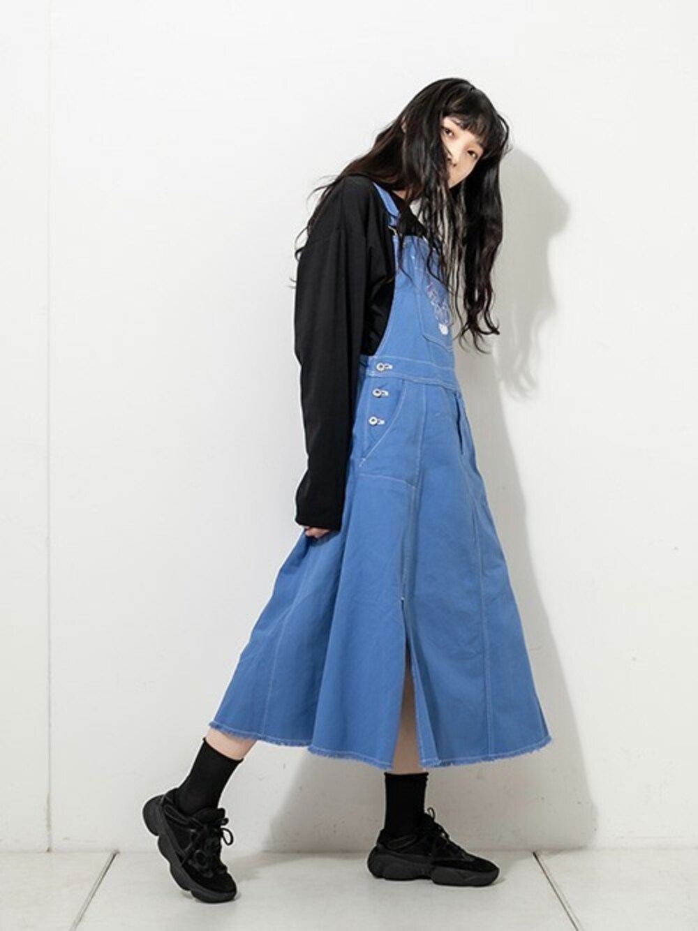 「刺繍、ロンT、スニーカーコーデ、ロングスカート、ジャンパースカート、プリントT、カジュアルコーデ、スリット、RASVOA、配色ステッチ」｜「RASVOAのＳＱＵＤＡ刺繍ジャンパースカート（サロペット/オーバーオール、ブルー系）」を使った、RASVOA STAFFさん（レディース・164cm）の冬コーディネートの1枚目の写真