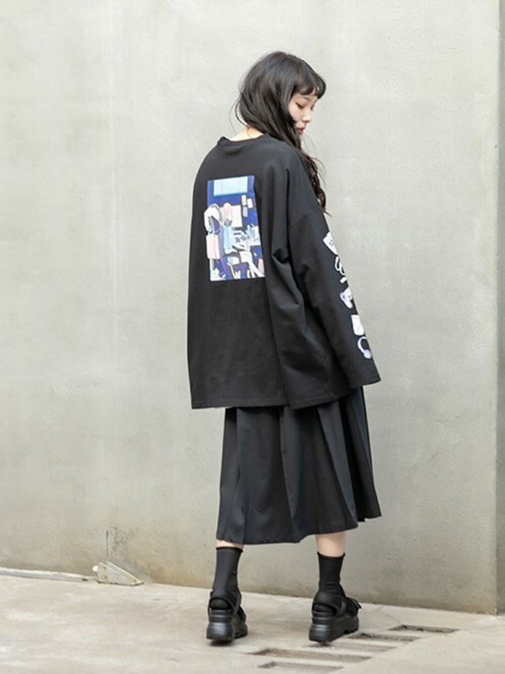 「ブラックコーデ、ユニセックス、レイヤード風、ラップスカート、プリントT、ルーズシルエット、コラボTシャツ、ミディ丈スカート、ともわか、RSVOA」｜「RASVOAのともわか×RASVOA 別注ONLINEロンＴ（Tシャツ/カットソー、ブラック系）」を使った、RASVOA STAFFさん（レディース・164cm）の冬コーディネートの1枚目の写真