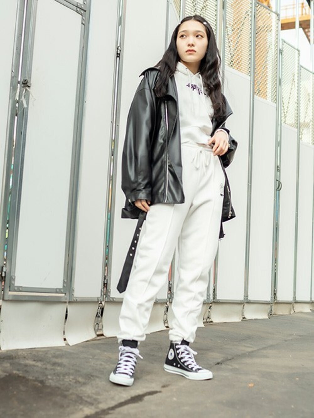 「スウェットパンツ、スウェット、コンバース、セットアップ、ライダース、スニーカーコーデ、フェイクレザー、ロゴパーカー、ショート丈トップス、RASVOA」｜「RASVOAのオーバーライダースジャケット２（ライダースジャケット、ブラック系）」を使った、RASVOA STAFFさん（レディース・164cm）の冬コーディネートの1枚目の写真