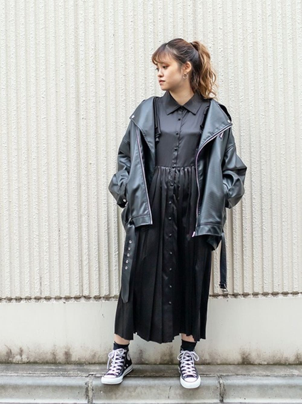 「コンバース、ライダース、シャツワンピ、ビックシルエット、ロングワンピース、フェイクレザー、カジュアルミックス、サテン、RASVOA、プリーツワンピース」｜「RASVOAのオーバーライダースジャケット２（ライダースジャケット、ブラック系）」を使った、RASVOA STAFFさん（レディース・159cm）の冬コーディネートの1枚目の写真