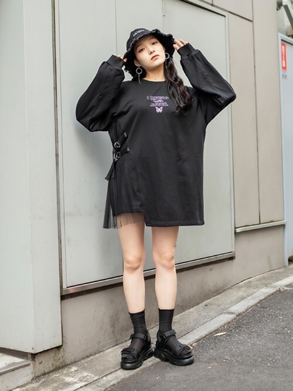 「刺繍、ロゴ、ベルト付き、バケットハット、Tシャツワンピ、ミニワンピ、バタフライ、RASVOA、チュールワンピ、サイドプリーツ」｜「RASVOAのサイドプリーツチュールワンピース（ワンピース、ブラック系）」を使った、RASVOA STAFFさん（レディース・164cm）の冬コーディネートの1枚目の写真
