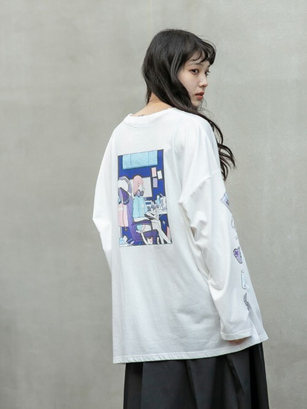 「カジュアル、コラボ、ロンT、ロングスカート、プリントT、バックプリント、ルーズシルエット、コラボTシャツ、RASVOA、ともわか」｜「RASVOAのともわか×RASVOA 別注ONLINEロンＴ（Tシャツ/カットソー、ホワイト系）」を使った、RASVOA STAFFさん（レディース・164cm）の冬コーディネートの1枚目の写真
