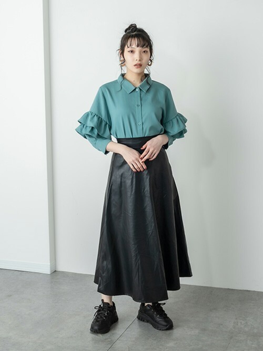 「フレアスカート、ロングスカート、２ＷＡＹ、シャツワンピ、カジュアルダウン、カラーシャツ、フェイクレザー、袖フリル、RASVOA、ラスボア」｜「RASVOAの袖フリルボリュームワンピース/2WAYの着こなし（ワンピース、グリーン系）」を使った、RASVOA STAFFさん（レディース・164cm）の春コーディネートの1枚目の写真