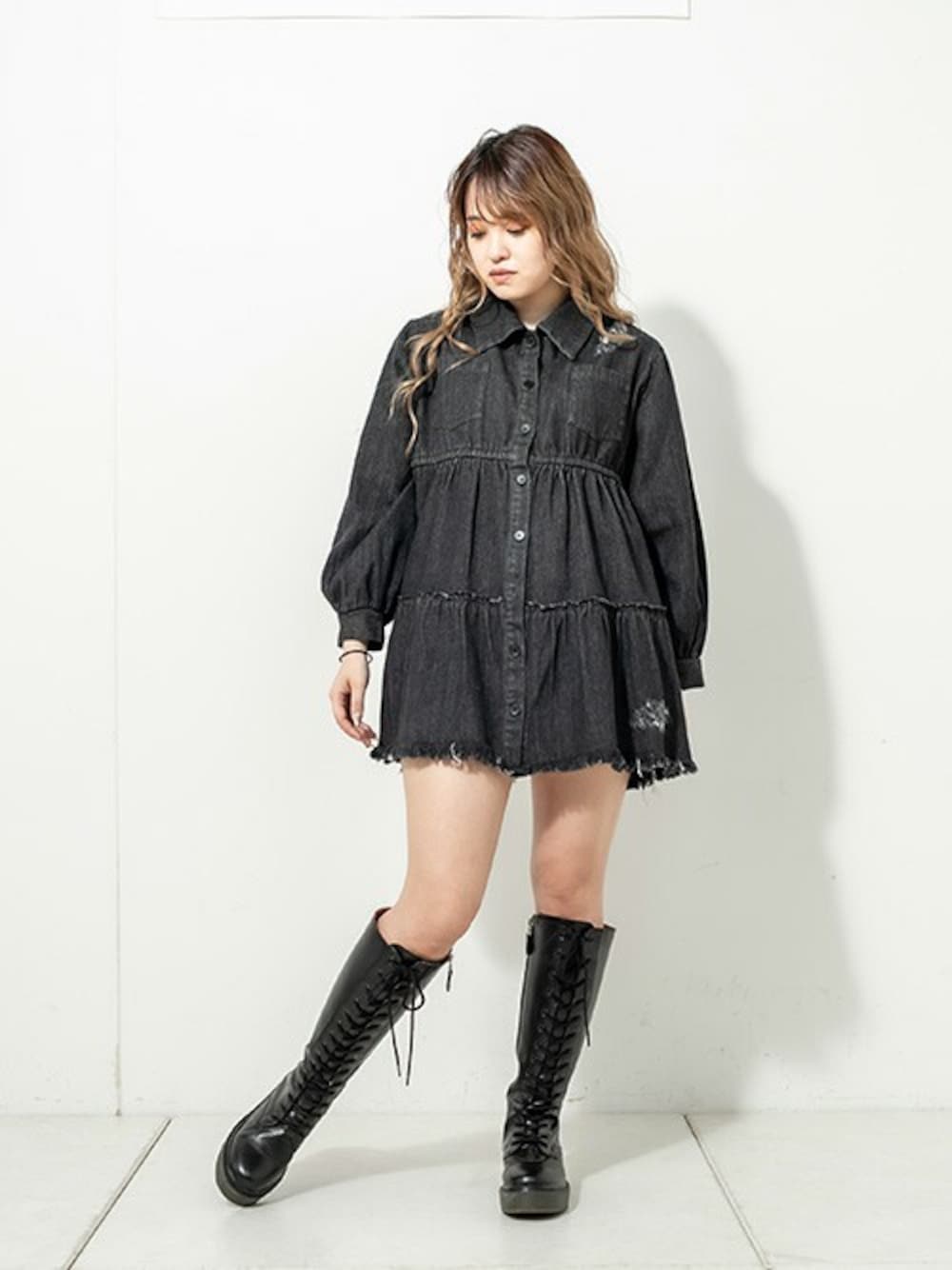 ブラック系のワンピースを着用したレディースの春コーディネートの1枚目の写真