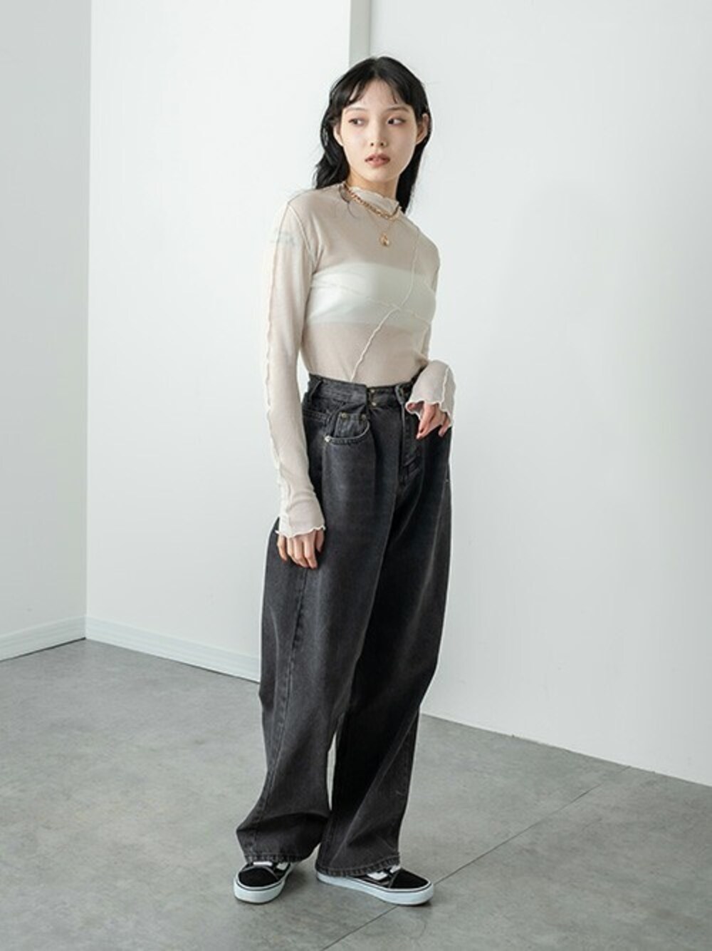 「スニーカー、VANS、ワイドパンツ、配色、ブラックデニム、ワイドデニム、RASVOA、シアートップス、ラスボア、メロートップス」｜「RASVOAのシアー配色メロープルオーバー（Tシャツ/カットソー、ホワイト系）」を使った、RASVOA STAFFさん（レディース・164cm）の春コーディネートの1枚目の写真