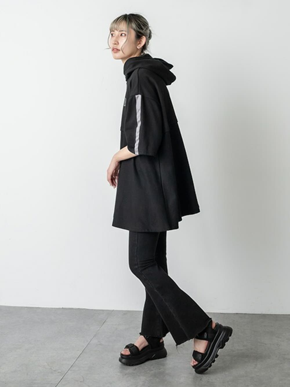 「パーカー、レイヤード風、ブーツカットパンツ、パーカーワンピース、切り替えワンピース、ミニワンピ、ロゴパーカー、サイドライン、RASVOA、ラスボア」｜「RASVOAのレイヤード風プルオーバーワンピース（ワンピース、ブラック系）」を使った、RASVOA STAFFさん（レディース・166cm）の春コーディネートの1枚目の写真