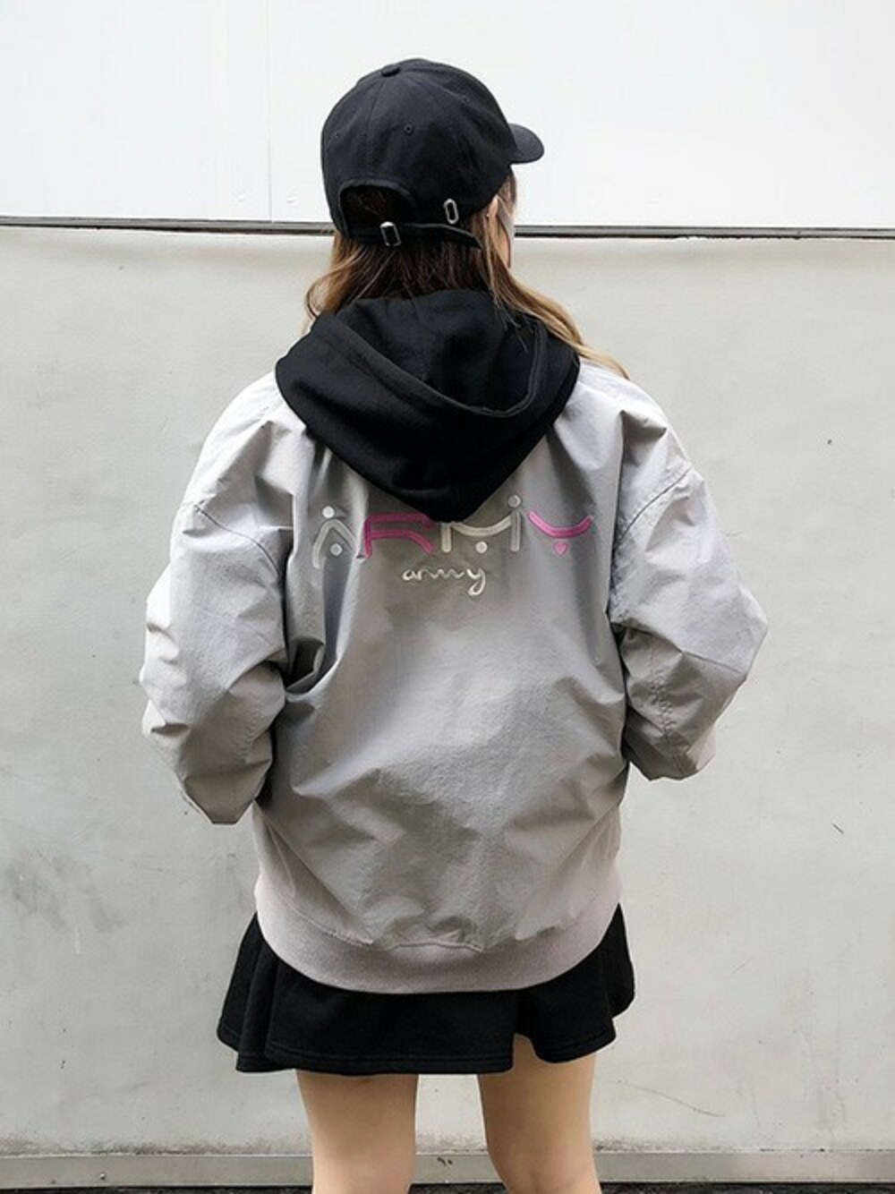 「ブルゾン、キャップ、刺繍、パーカーワンピース、ライトアウター、カジュアルコーデ、ミニワンピ、RASVOA、ラスボア」｜「RASVOAのARMYジャケット（ブルゾン、グレー系）」を使った、RASVOA STAFFさん（レディース・159cm）の春コーディネートの1枚目の写真