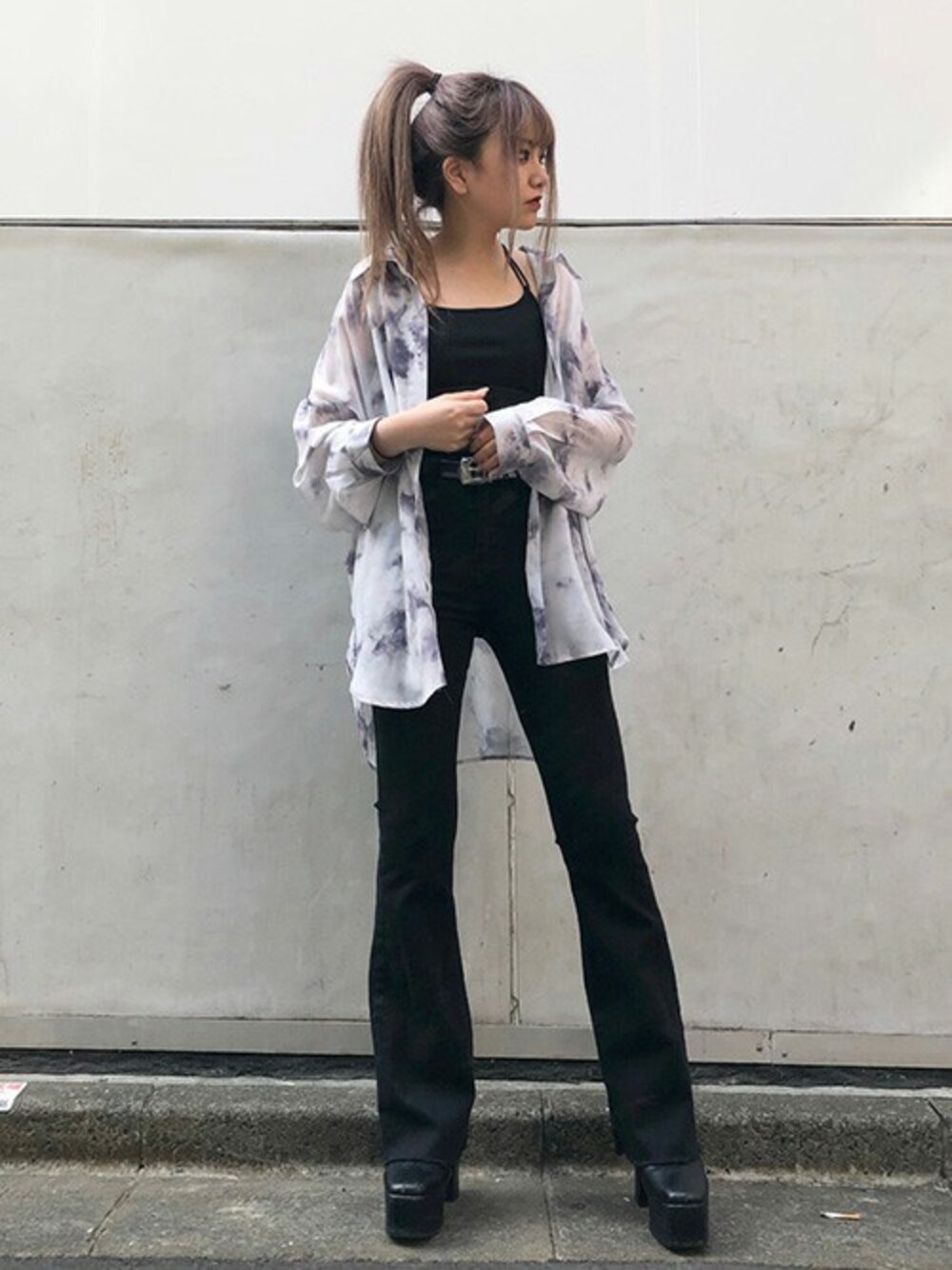 「タイダイ柄、ブーツカットパンツ、キャミソール、シアーシャツ、ビッグシャツ、シフォンシャツ、クリアベルト、RASVOA、バッククロス、ラスボア」｜「RASVOAのタイダイシフォンシャツ（シャツ/ブラウス、グレー系）」を使った、RASVOA STAFFさん（レディース・155cm）の春コーディネートの1枚目の写真