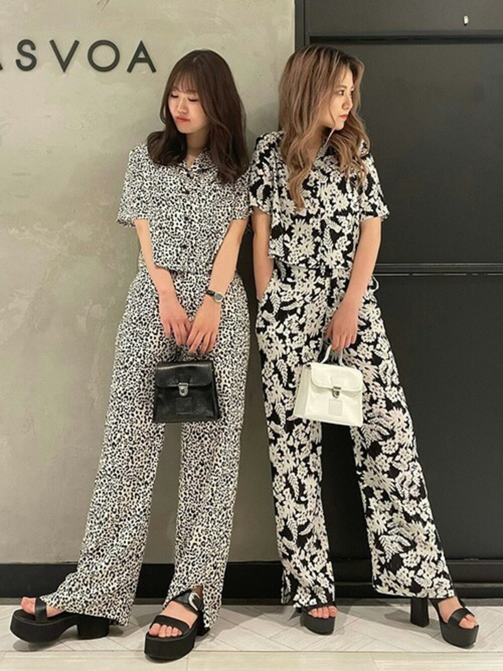 「セットアップ、柄パンツ、柄シャツ、ひょう柄、花柄シャツ、SET UP、花柄パンツ、厚底サンダル、RASVOA、ラスボア」｜「RASVOAのオープンカラーショートシャツ（シャツ/ブラウス、ブラウン系）」を使った、RASVOA STAFFさん（レディース・160cm）の春コーディネートの1枚目の写真