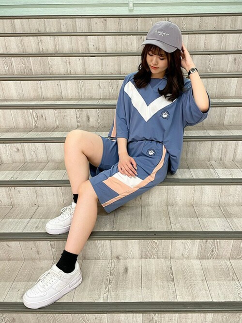 「セットアップ、キャップ、刺繍、スクールガール、ジャージ、SET UP、ジャージーパンツ、スマイル、RASVOA、ラスボア」｜「RASVOAのスマイル？スクールセットアップジャージ（セットアップ、ブルー系）」を使った、RASVOA STAFFさん（レディース・160cm）の春コーディネートの1枚目の写真