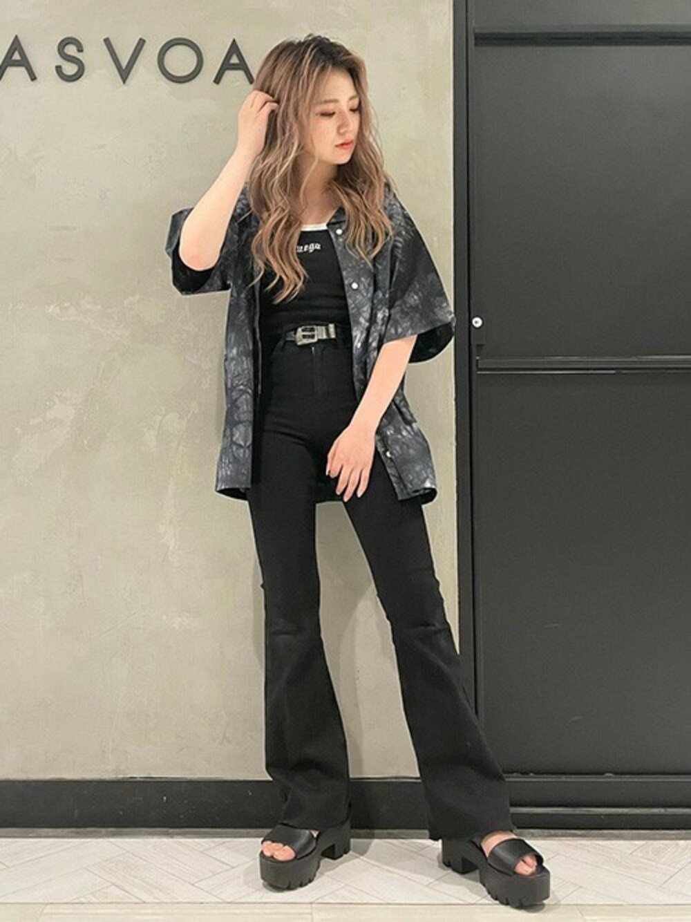 「タイダイ柄、配色、ブーツカットパンツ、キャミソール、ブラックデニム、刺繍シャツ、ビッグシャツ、クリアベルト、RASVOA、ラスボア」｜「RASVOAのオーバータイダイ刺繍シャツ（シャツ/ブラウス、ブラック系）」を使った、RASVOA STAFFさん（レディース・155cm）の春コーディネートの1枚目の写真