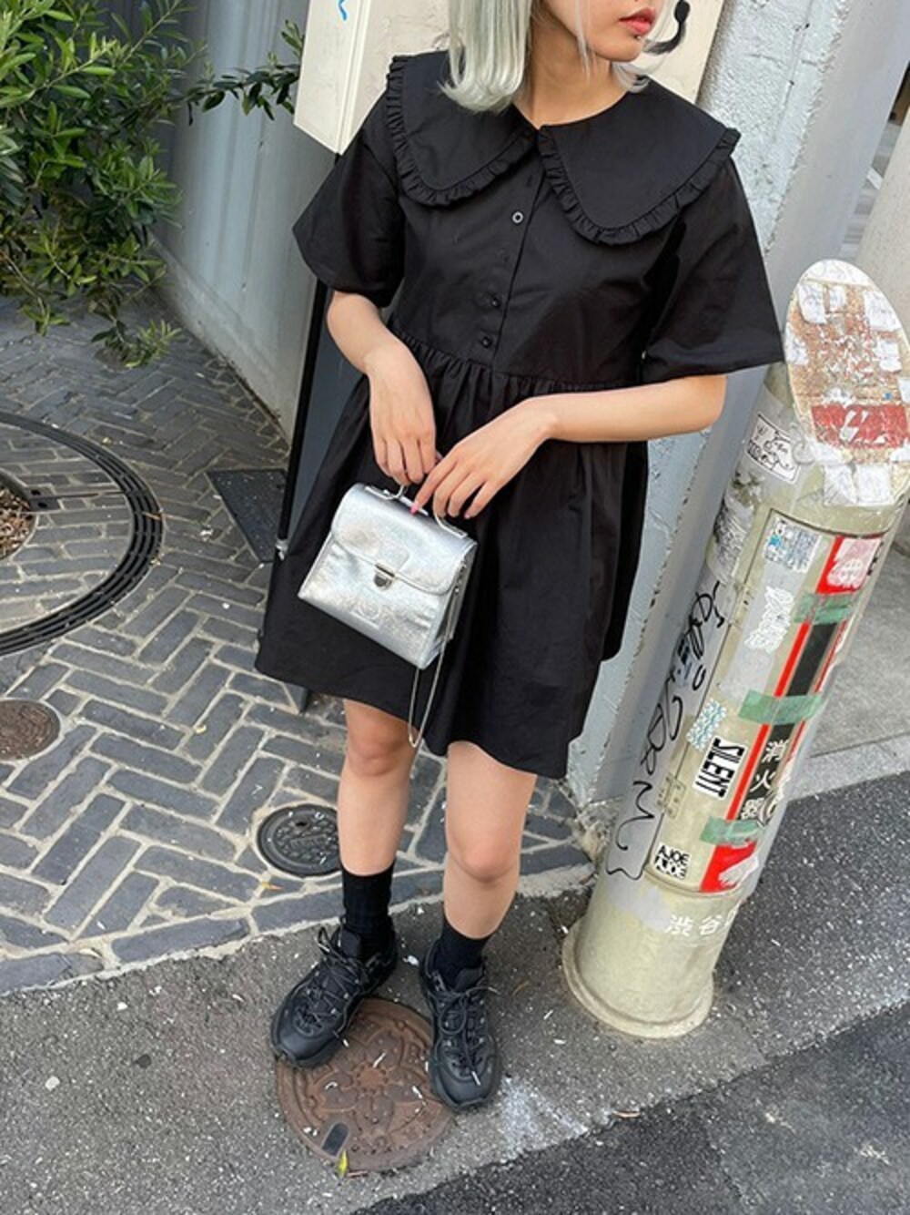 ブラック系のワンピース、グレー系のショルダーバッグ、ブラック系のスニーカーを着用したレディースの春コーディネートの1枚目の写真