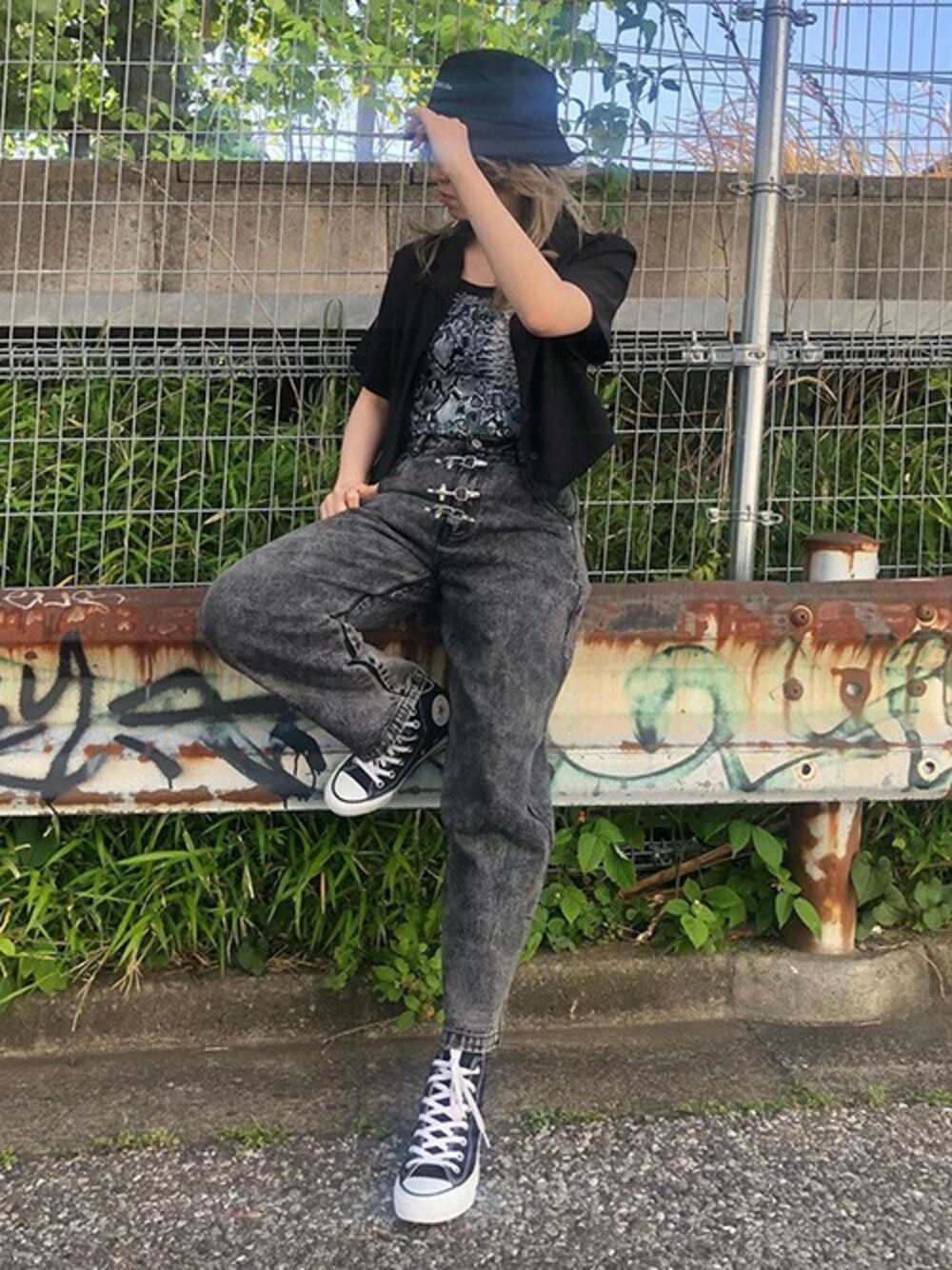 「ワイドパンツ、パイソン柄、キャミソール、黒シャツ、バケットハット、ショート丈トップス、オープンカラーシャツ、RASVOA、デザインデニム、ラスボア」｜「RASVOAのオープンカラーショートシャツ（シャツ/ブラウス、ブラック系）」を使った、RASVOA STAFFさん（レディース・162cm）の春コーディネートの1枚目の写真