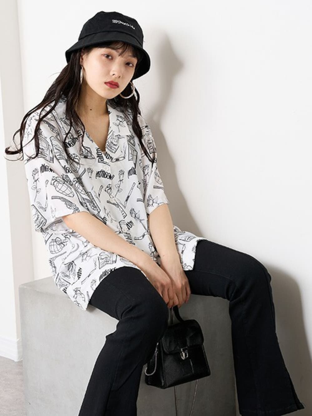 「柄シャツ、モノトーン、総柄、ミニショルダー、オリジナル、ビッグシャツ、バケットハット、オープンカラーシャツ、RASVOA、ラスボア」｜「RASVOAのＤａｎｇｅｒ総柄シャツ（シャツ/ブラウス、ホワイト系）」を使った、RASVOA STAFFさん（レディース・164cm）の春コーディネートの1枚目の写真
