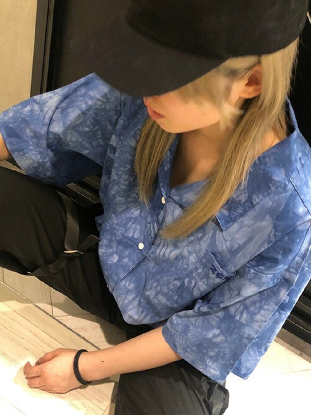 「柄シャツ、キャップ、ストリート、タイダイ柄、メンズライク、デザインパンツ、刺繍シャツ、ビッグシャツ、RASVOA、ラスボア」｜「RASVOAのオーバータイダイ刺繍シャツ（シャツ/ブラウス、ブルー系）」を使った、RASVOA STAFFさん（レディース・162cm）の春コーディネートの1枚目の写真