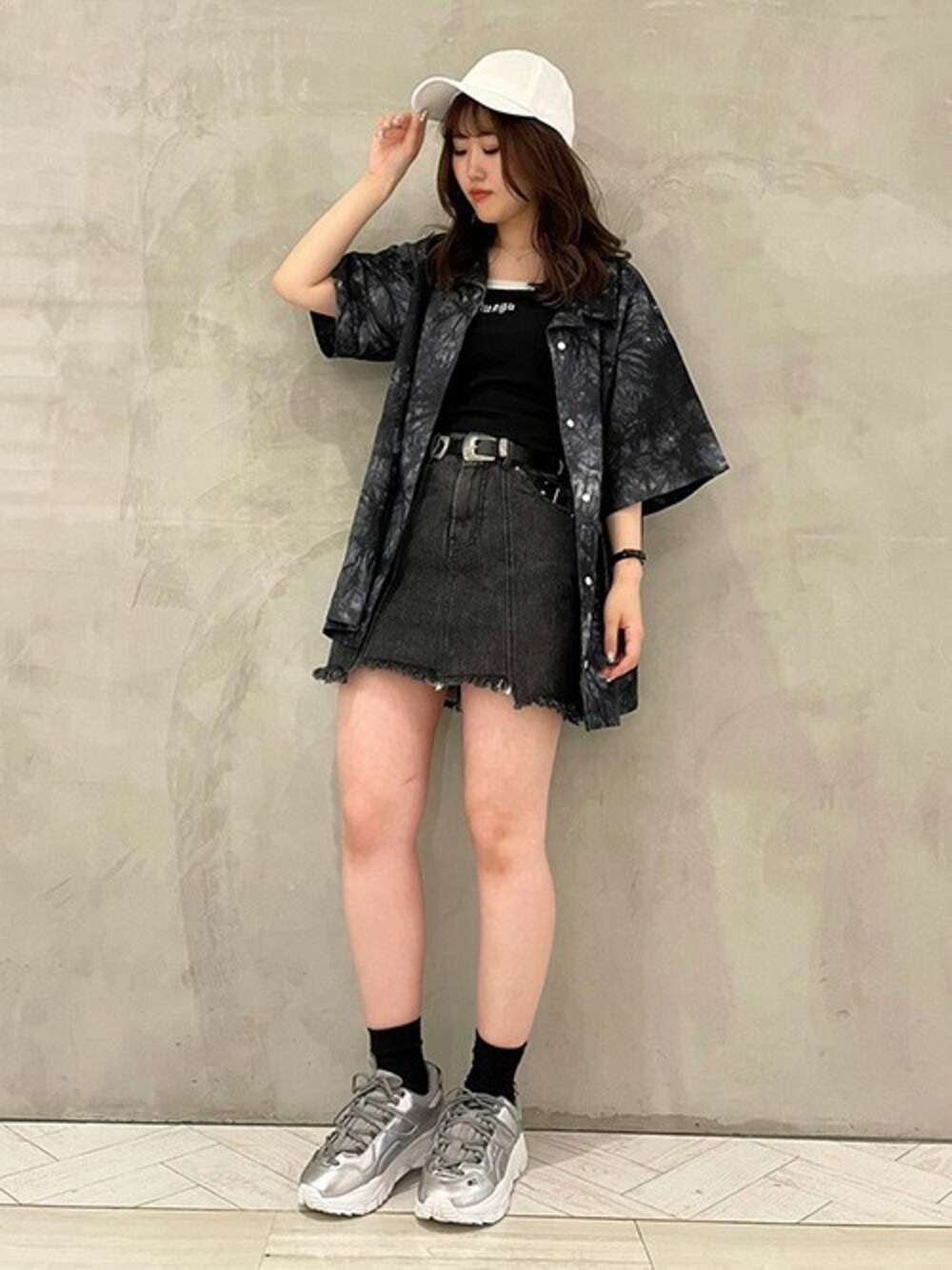 「キャップ、タイダイ柄、ミニスカート、デニムスカート、キャミソール、刺繍シャツ、ビッグシャツ、RASVOA、AKIIICLASSIC、ラスボア」｜「RASVOAのオーバータイダイ刺繍シャツ（シャツ/ブラウス、ブラック系）」を使った、RASVOA STAFFさん（レディース・160cm）の春コーディネートの1枚目の写真