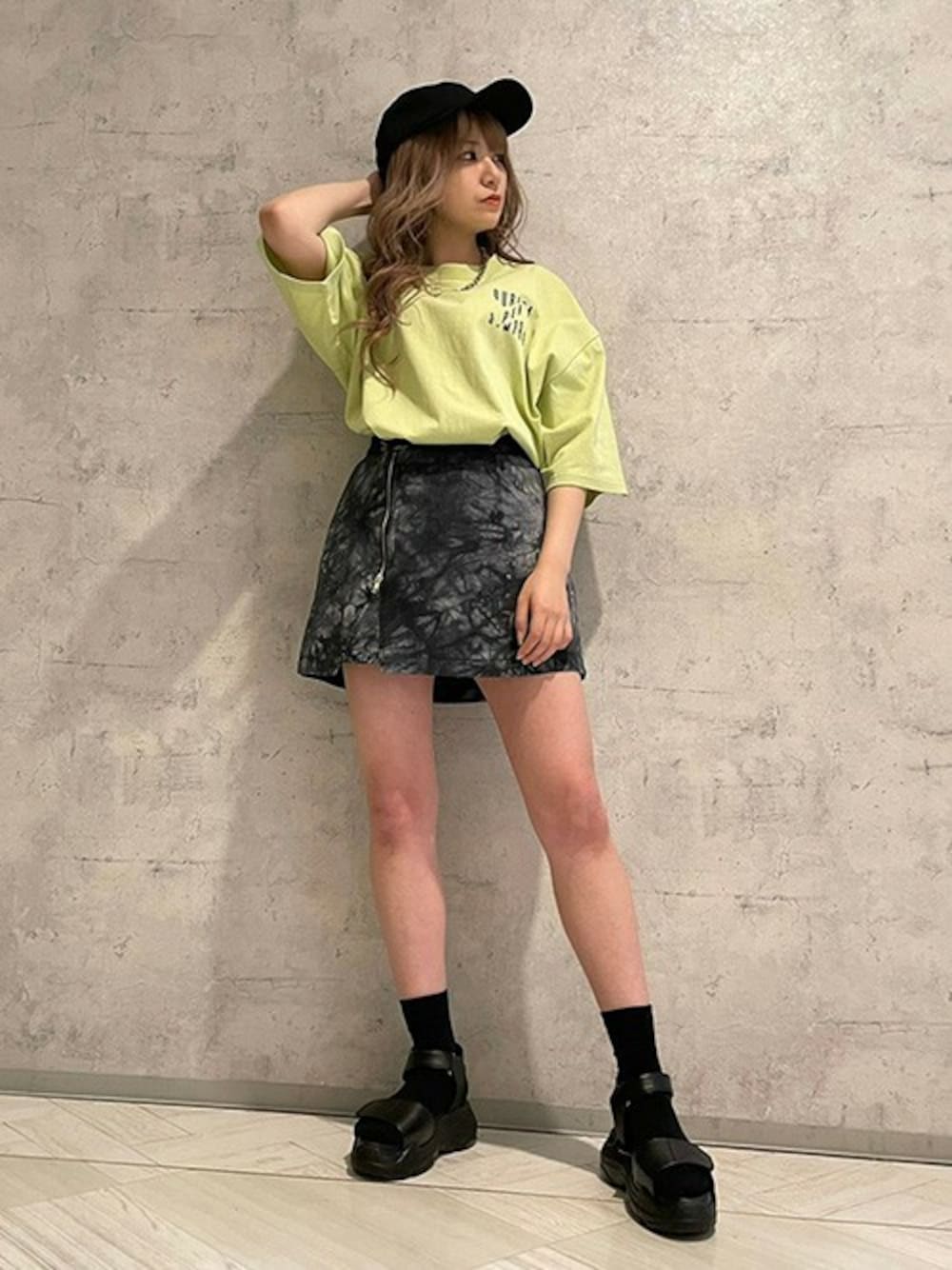 「キャップ、タイダイ柄、ミニスカート、プリントT、ジップ、ビッグT、スポーツサンダル、カラーTシャツ、RASVOA、ラスボア」｜「RASVOAのアーカイブロゴＴシャツ（Tシャツ/カットソー、グリーン系）」を使った、RASVOA STAFFさん（レディース・155cm）の夏コーディネートの1枚目の写真