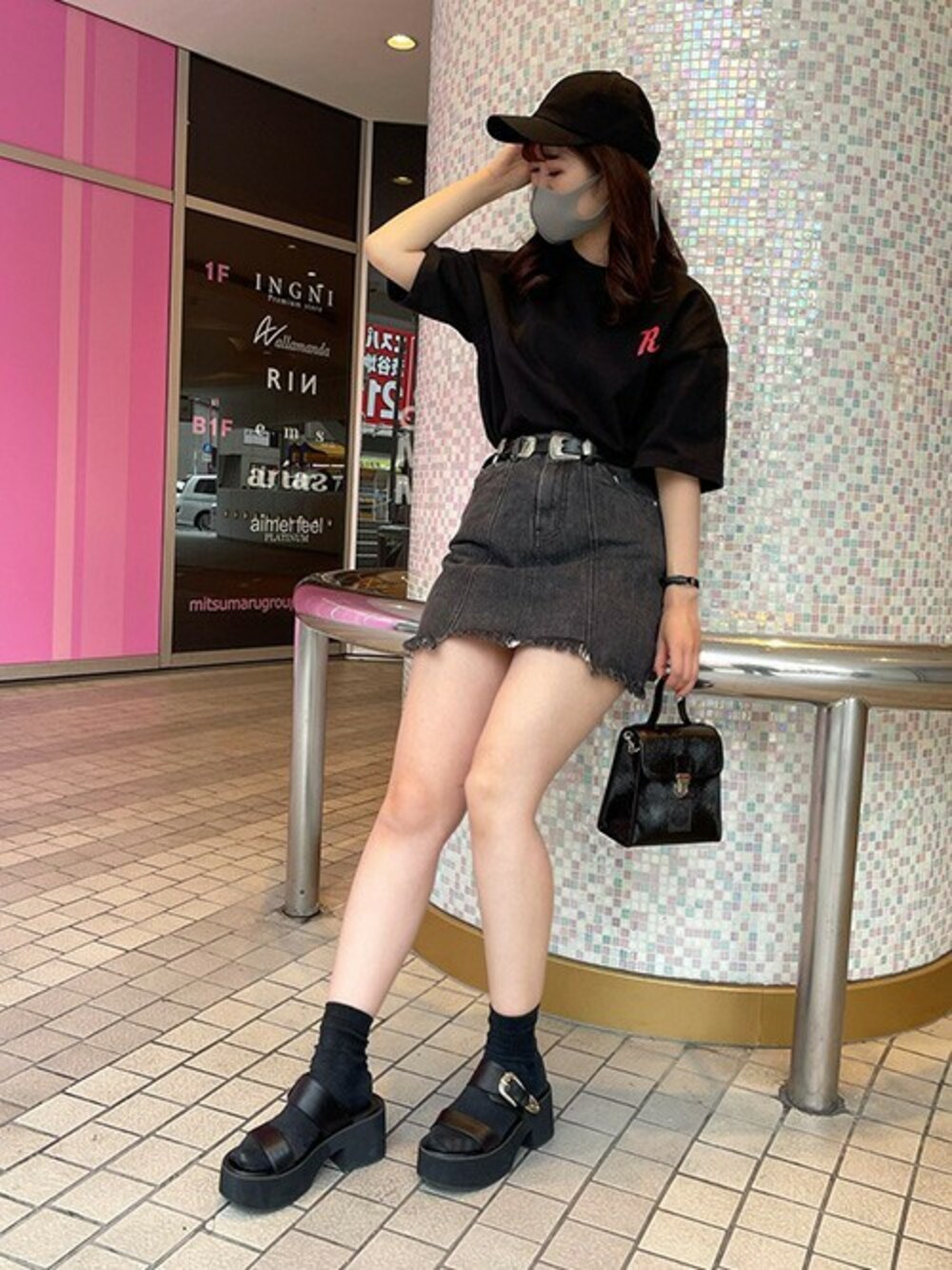「キャップ、ミニスカート、デニムスカート、プリントT、台形ｽｶｰﾄ、ビッグT、RASVOA、ベルトサンダル、ダブルバックルベルト、ラスボア」｜「RASVOAのTower Burger Ｔシャツ（Tシャツ/カットソー、ブラック系）」を使った、RASVOA STAFFさん（レディース・160cm）の夏コーディネートの1枚目の写真