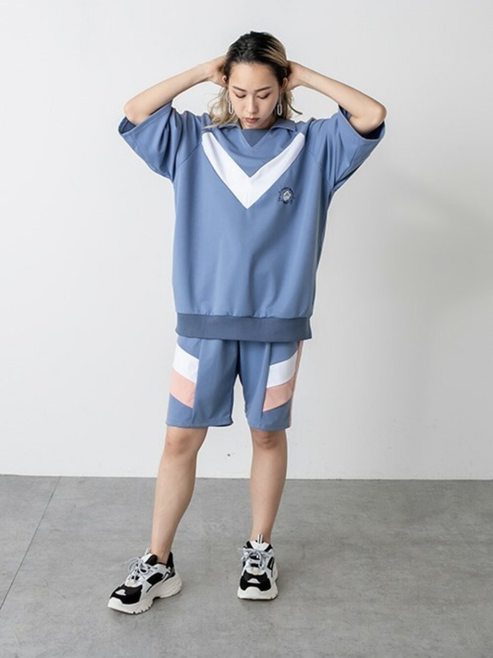 「スニーカー、セットアップ、ジャージ、ハーフパンツ、SET UP、ジャージーパンツ、スマイル、RASVOA、AKIIICLASSIC、ラスボア」｜「RASVOAのスマイル？スクールセットアップジャージ（セットアップ、ブルー系）」を使った、RASVOA STAFFさん（レディース・163cm）の夏コーディネートの1枚目の写真
