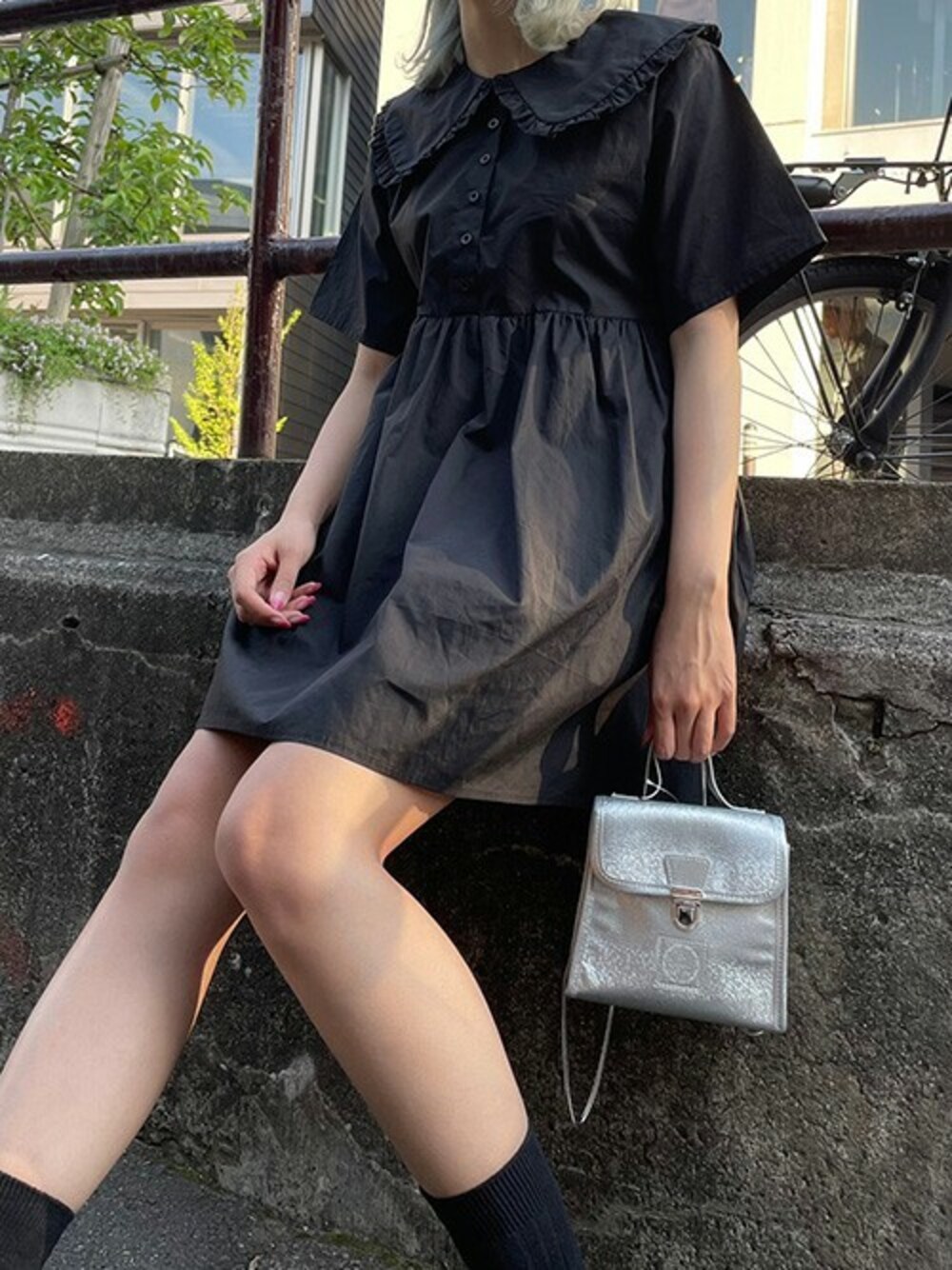 ブラック系のワンピース、グレー系のショルダーバッグを着用したレディースの夏コーディネートの1枚目の写真