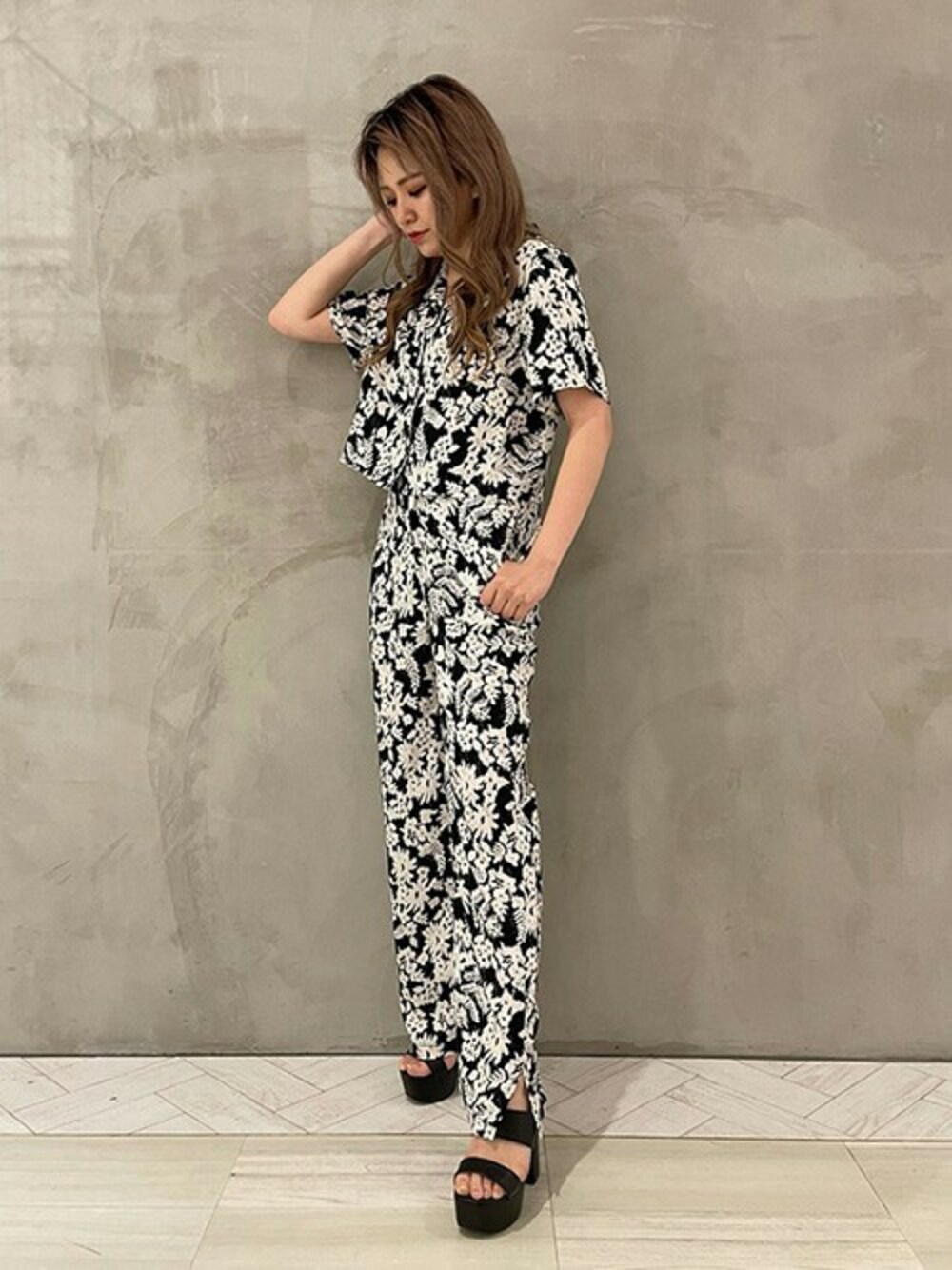 「セットアップ、柄シャツ、花柄シャツ、SET UP、花柄パンツ、ヒールサンダル、ショート丈トップス、オープンカラーシャツ、RASVOA、ラスボア」｜「RASVOAのオープンカラーショートシャツ（シャツ/ブラウス、ブラック系）」を使った、RASVOA STAFFさん（レディース・155cm）の夏コーディネートの1枚目の写真