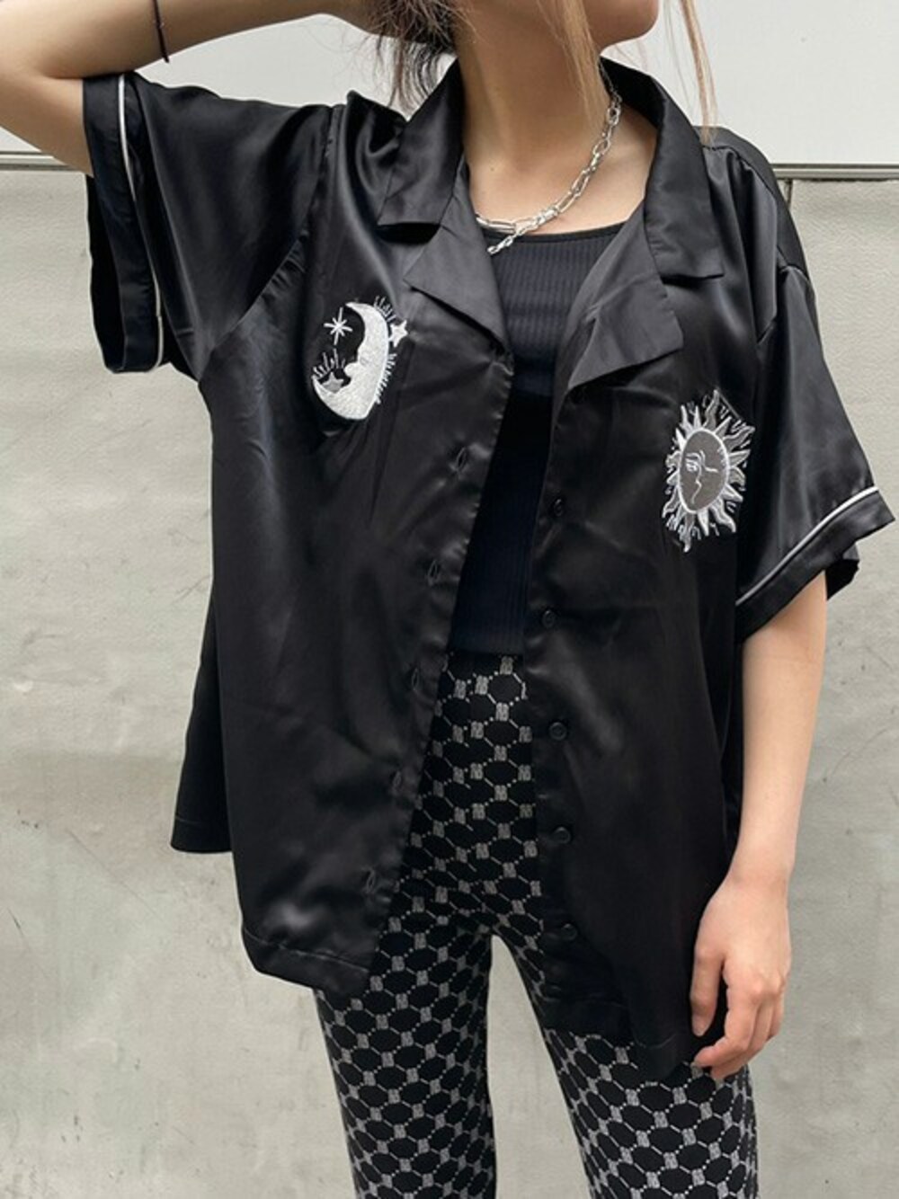 「リブパンツ、パイピング、フレアパンツ、刺繍シャツ、総柄パンツ、モノグラム、RASVOA、2連ネックレス、サテンシャツ、ラスボア」｜「RASVOAのパイピング刺繍サテンシャツ（シャツ/ブラウス、ブラック系）」を使った、RASVOA STAFFさん（レディース・155cm）の夏コーディネートの1枚目の写真