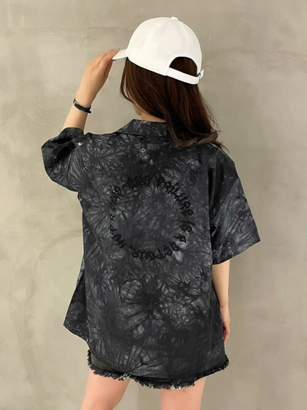 「ビッグシルエット、タイダイ柄、ミニスカート、刺繍シャツ、ビッグシャツ、タイダイ、オープンカラーシャツ、RASVOA、オーバーサイズシャツ、ラスボア」｜「RASVOAのオーバータイダイ刺繍シャツ（シャツ/ブラウス、ブラック系）」を使った、RASVOA STAFFさん（レディース・160cm）の夏コーディネートの1枚目の写真